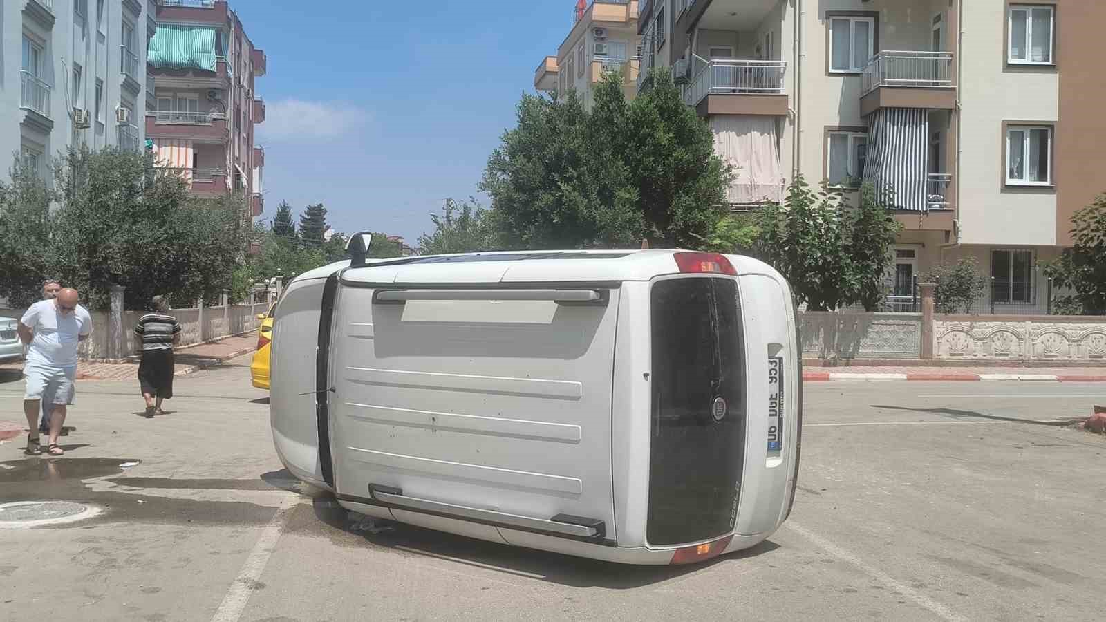 taksi ile carpisan hafif ticari arac yan yatti surucunun burnu bile kanamadi 4 Iicwgqsz
