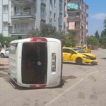 taksi-ile-carpisan-hafif-ticari-arac-yan-yatti-surucunun-burnu-bile-kanamadi-lfUwp4ZT.jpg