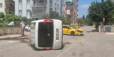 taksi-ile-carpisan-hafif-ticari-arac-yan-yatti-surucunun-burnu-bile-kanamadi-lfUwp4ZT.jpg