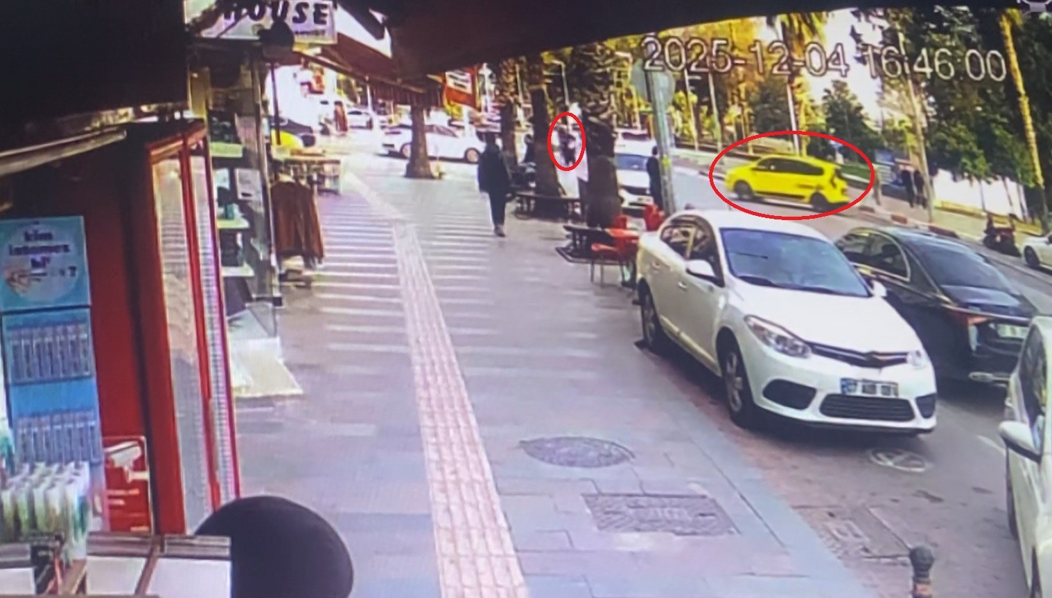 taksi ile carpisan motosikletli gencler metrelerce suruklendi 1 B8gmfuM7