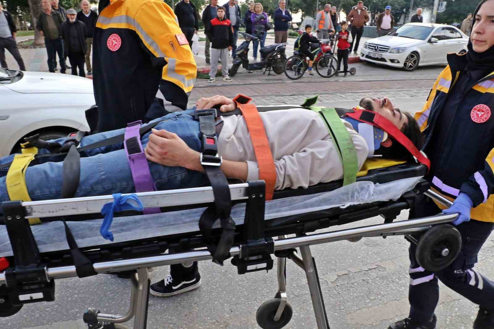 taksi ile carpisan motosikletli gencler metrelerce suruklendi 2 TuM9QVBi