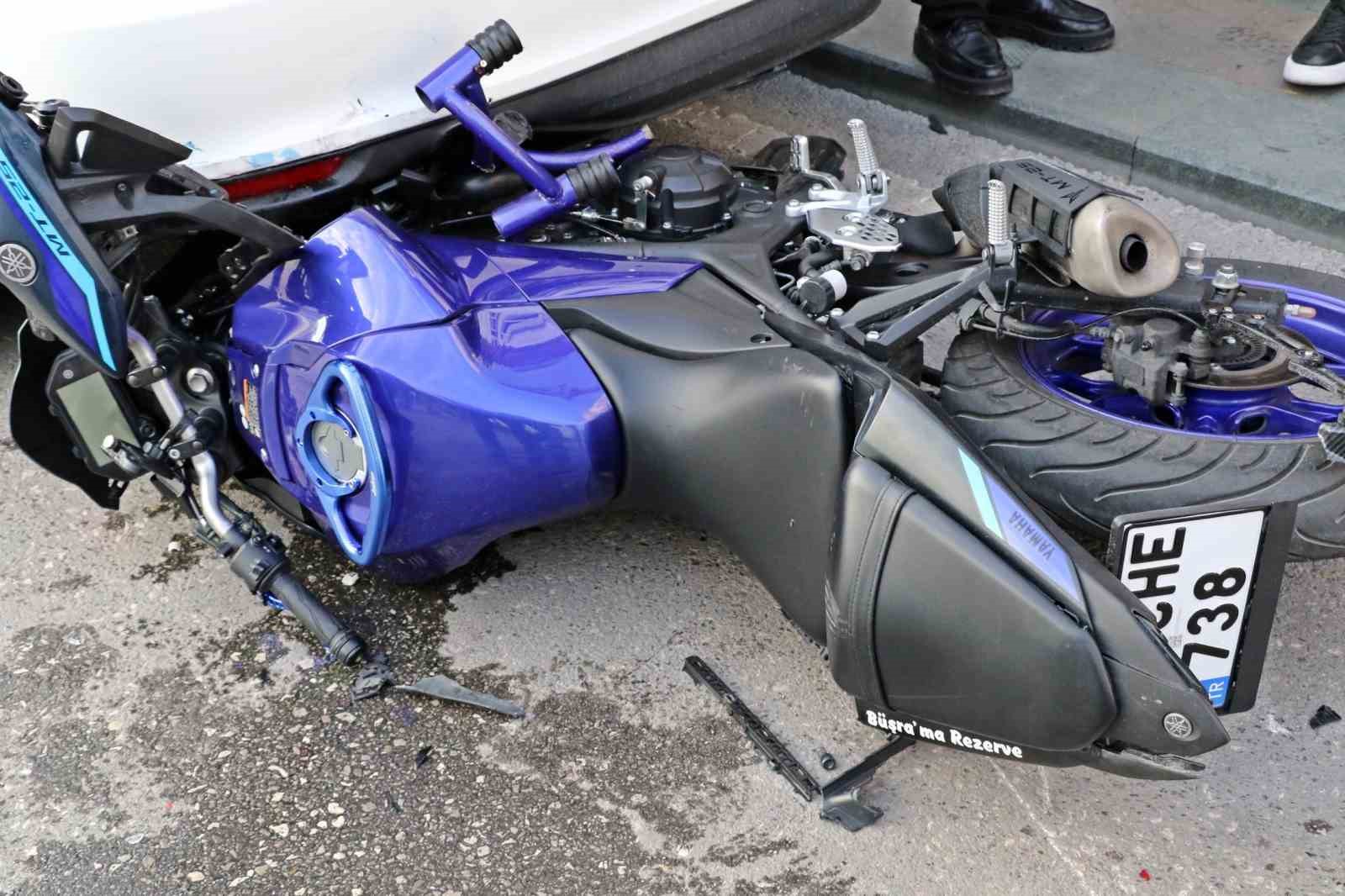 taksi ile carpisan motosikletli gencler metrelerce suruklendi 3 9ZljUJs7