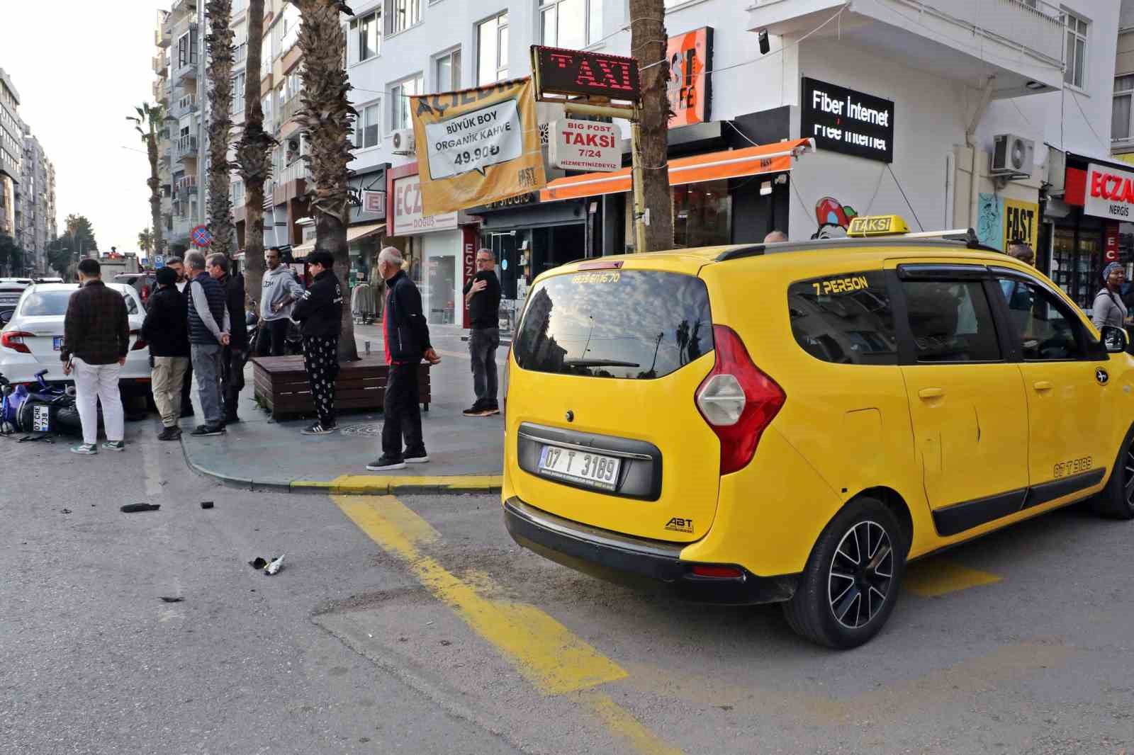taksi ile carpisan motosikletli gencler metrelerce suruklendi 4 npUQWtLX