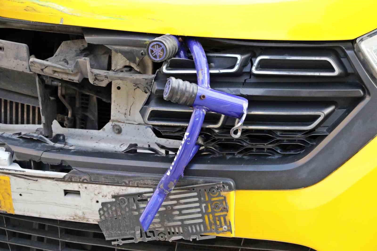 taksi ile carpisan motosikletli gencler metrelerce suruklendi 5 r8B3RqrS