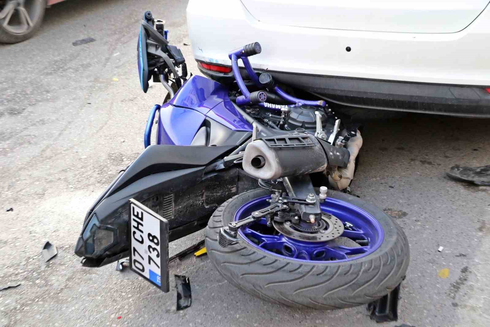 taksi ile carpisan motosikletli gencler metrelerce suruklendi 6