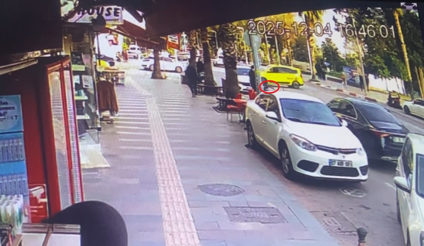 taksi ile carpisan motosikletli gencler metrelerce suruklendi 7