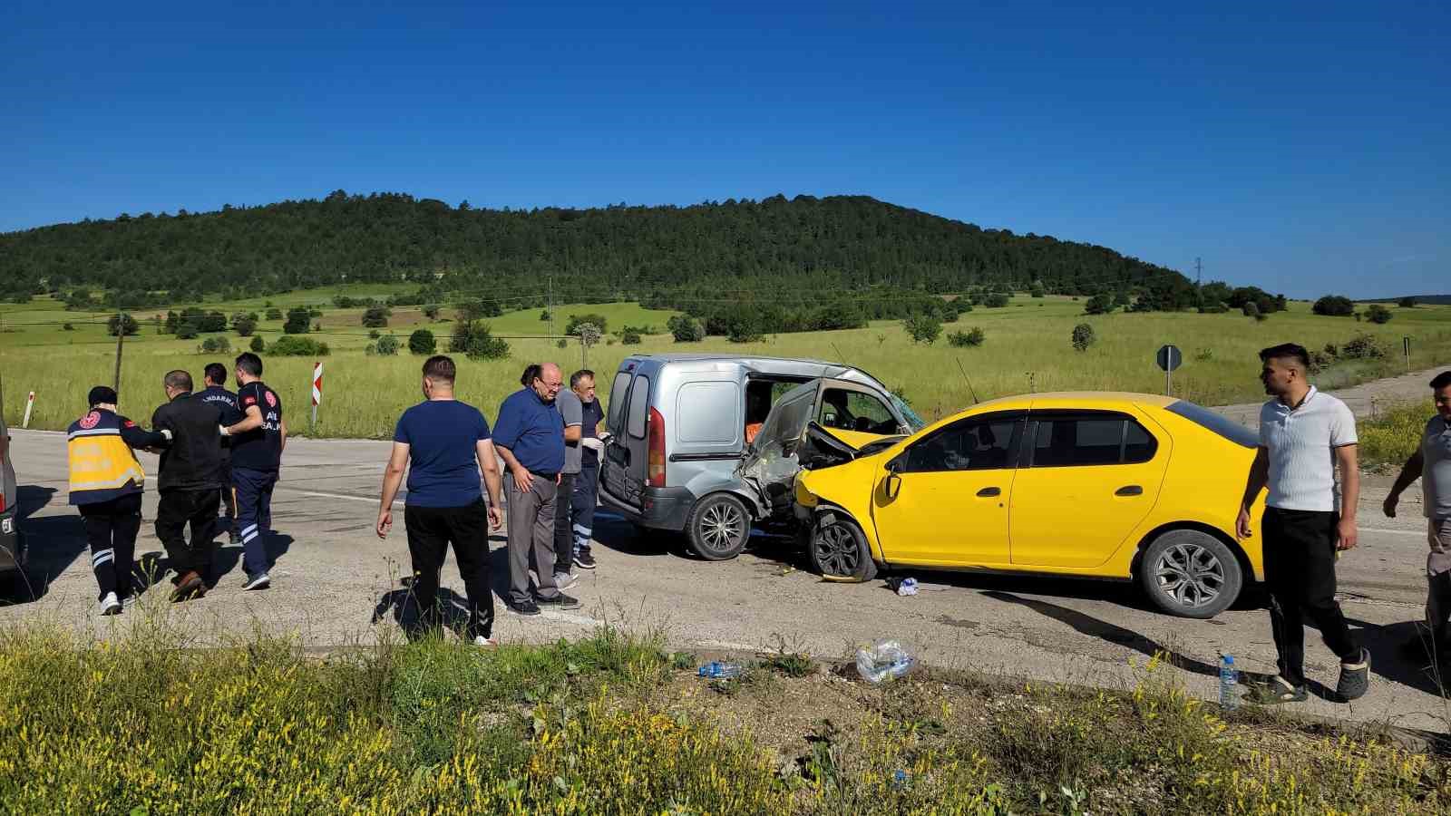 taksi ile hafif ticari arac carpisti 4 yarali 0 8INCbOgG