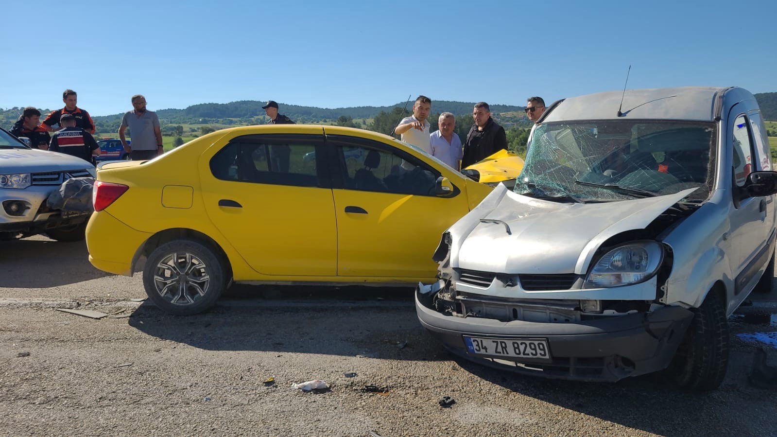 taksi ile hafif ticari arac carpisti 4 yarali 1 fFvZ9dr9