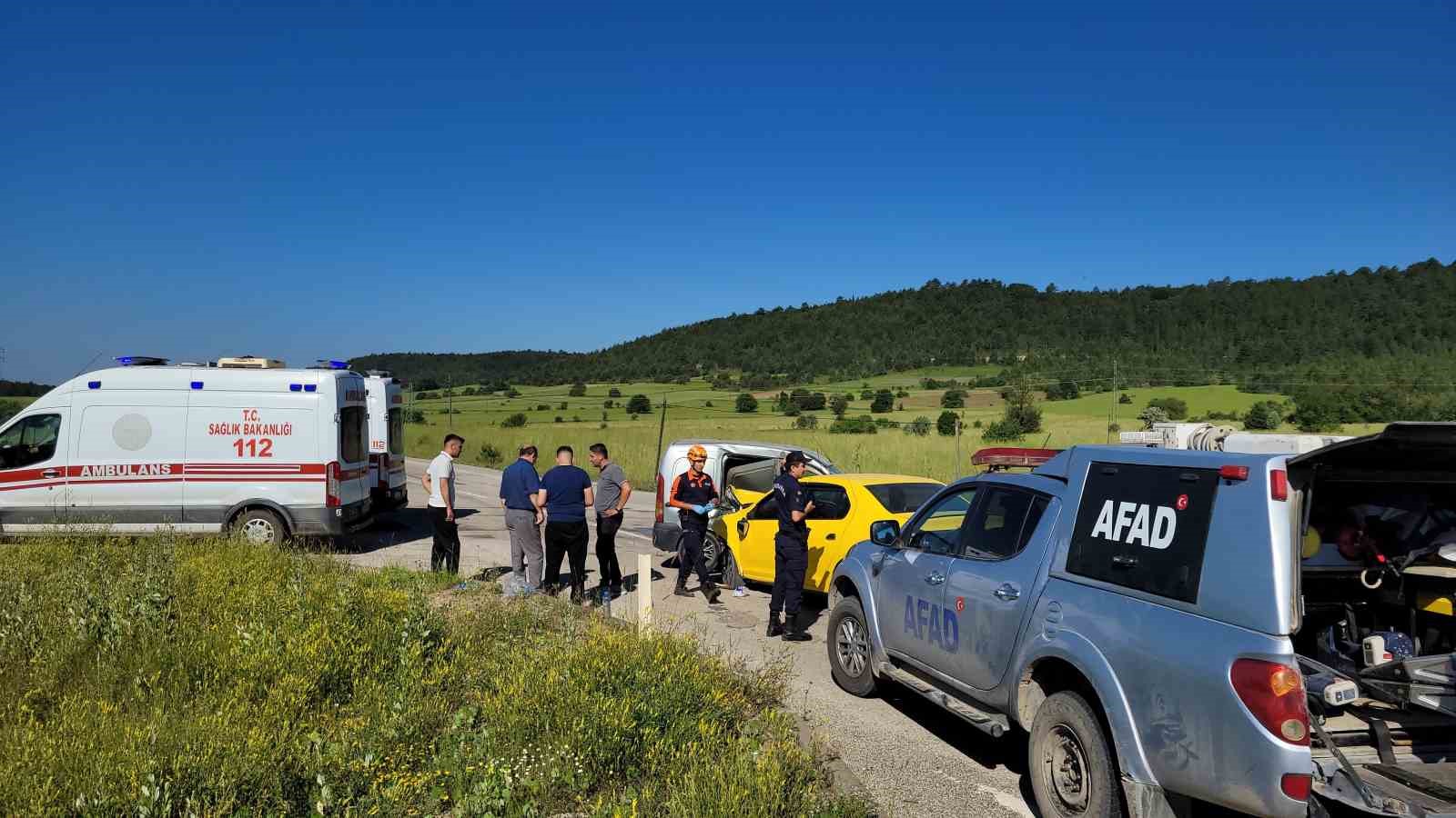 taksi ile hafif ticari arac carpisti 4 yarali 2 kmUVA9bV