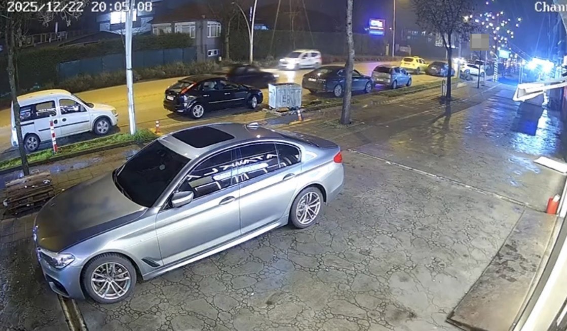 taksi park halindeki otomobile carpip yan yatti 1 8J237wPU