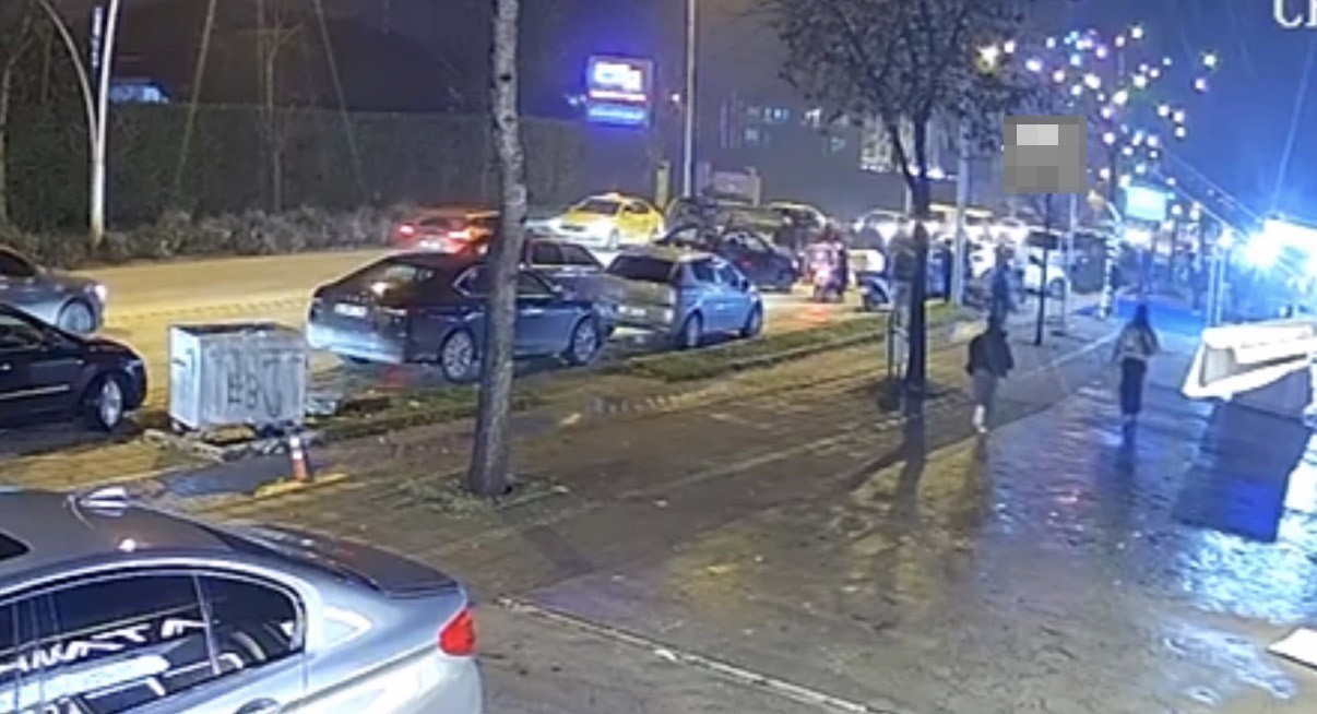 taksi park halindeki otomobile carpip yan yatti 3 VNVwSbh6