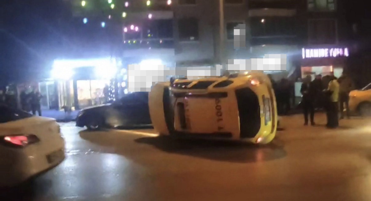 taksi park halindeki otomobile carpip yan yatti 4