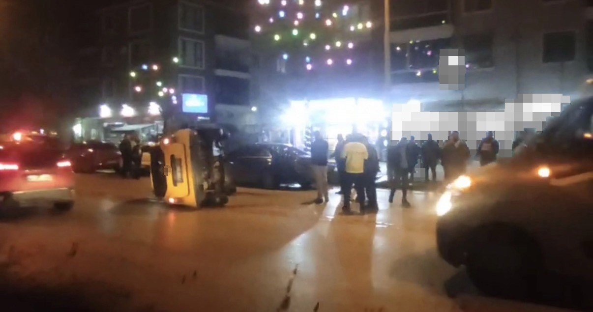 taksi park halindeki otomobile carpip yan yatti 5 Hc1A9UyY