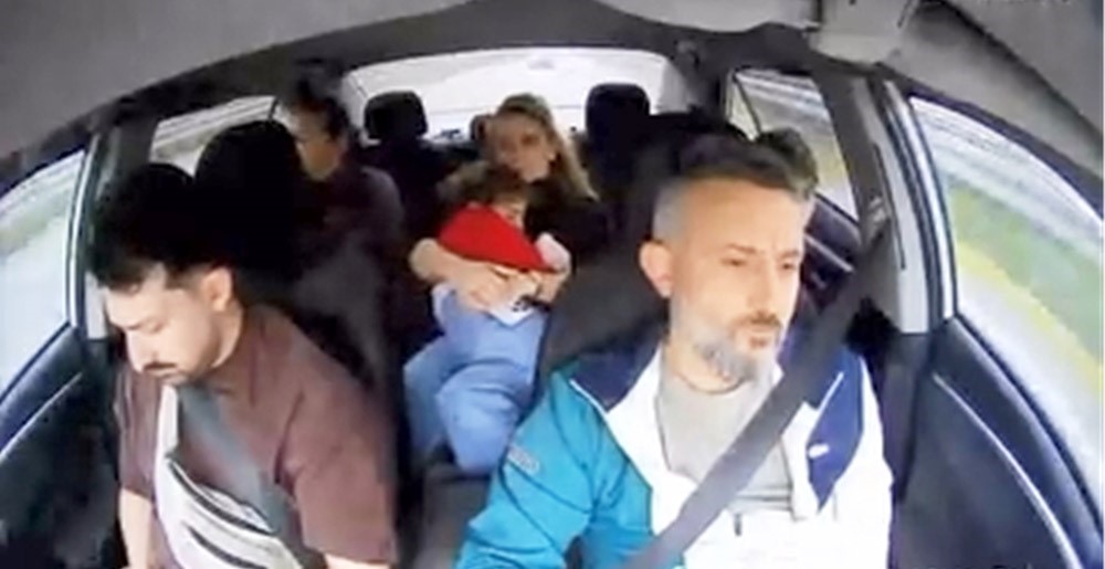 taksi soforu 6 kisinin canini ustaca manevrayla kurtardi o anlar kamerada 1 9U94GNYi