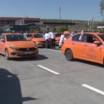 taksiciler-tarafindan-duzenlenen-15-temmuz-korteji-ataturk-havalimanina-dogru-yola-cikti-RMMFYd6u.jpg