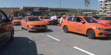 taksiciler-tarafindan-duzenlenen-15-temmuz-korteji-ataturk-havalimanina-dogru-yola-cikti-RMMFYd6u.jpg