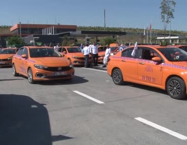 taksiciler-tarafindan-duzenlenen-15-temmuz-korteji-ataturk-havalimanina-dogru-yola-cikti-RMMFYd6u.jpg