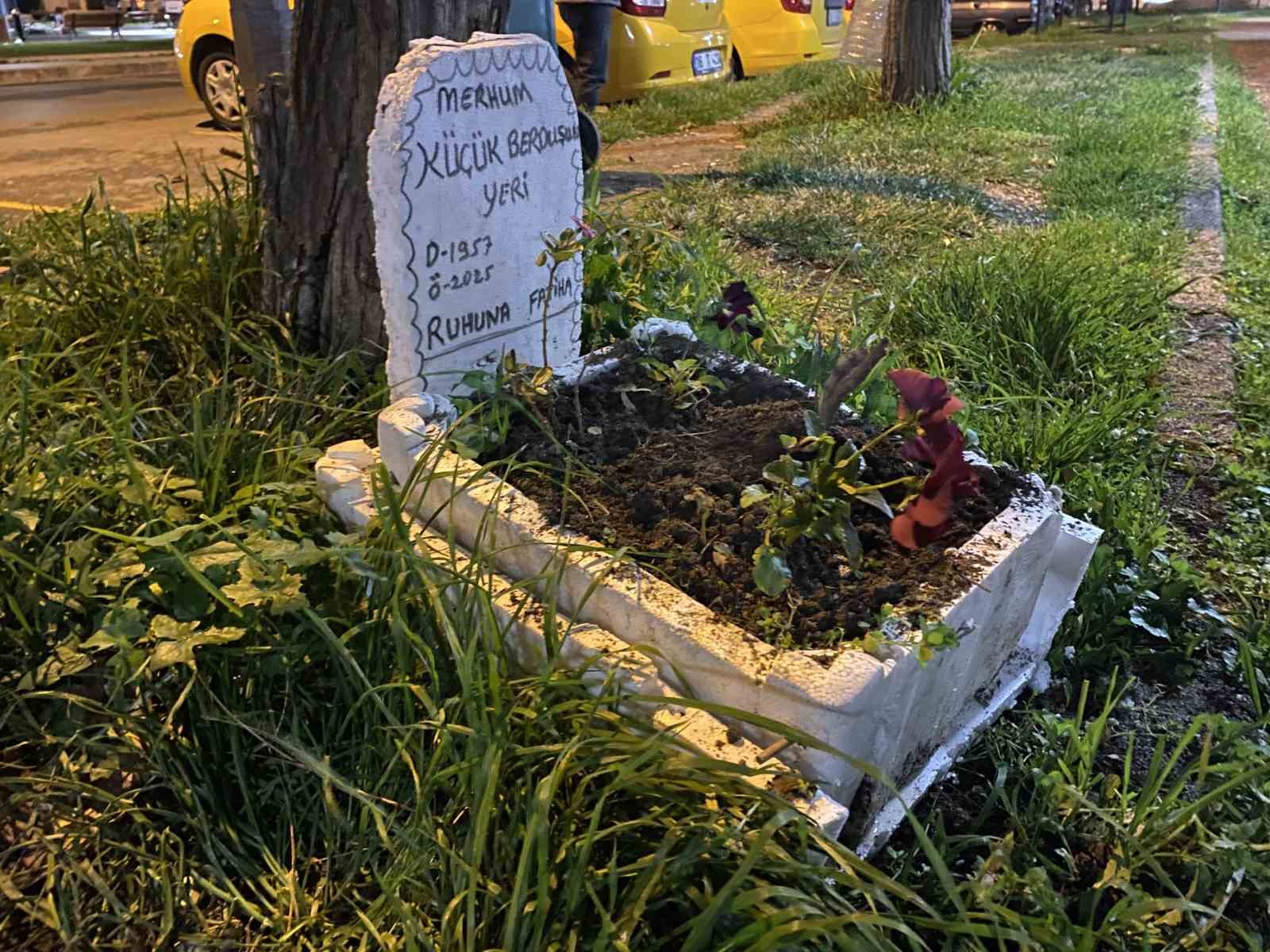 Taksicilerden vefa...Ölen muhabbet kuşları için mini mezar yaptılar 4 taksicilerden vefaolen muhabbet kuslari icin mini mezar yaptilar 0 3C1qtRwO