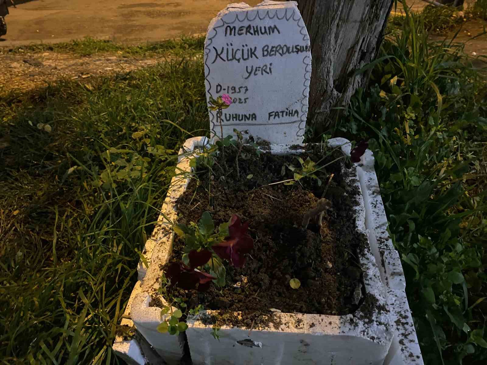 Taksicilerden vefa...Ölen muhabbet kuşları için mini mezar yaptılar 6 taksicilerden vefaolen muhabbet kuslari icin mini mezar yaptilar 2 77ACURUX
