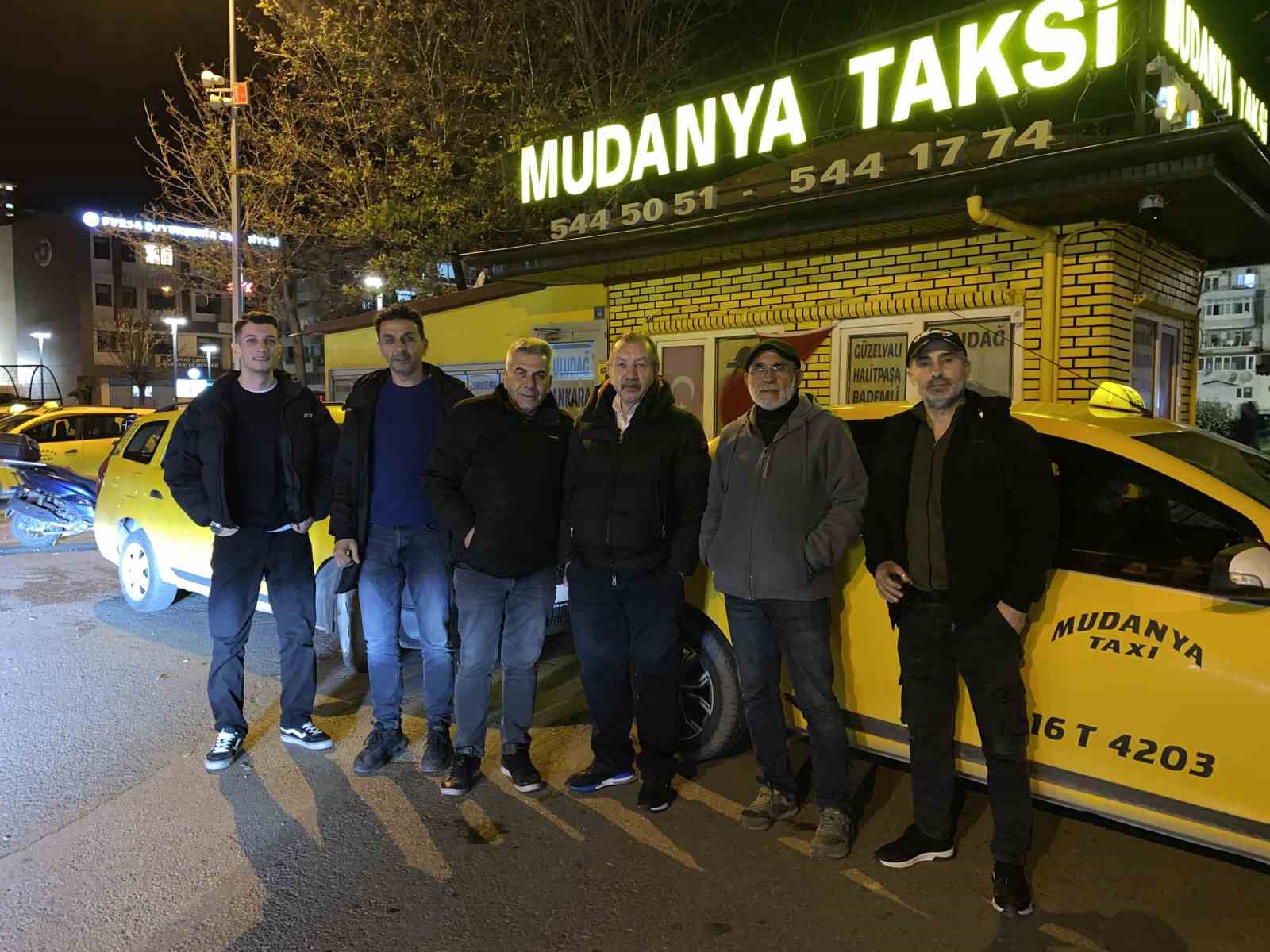 Taksicilerden vefa...Ölen muhabbet kuşları için mini mezar yaptılar 7 taksicilerden vefaolen muhabbet kuslari icin mini mezar yaptilar 3 s4DRCypc