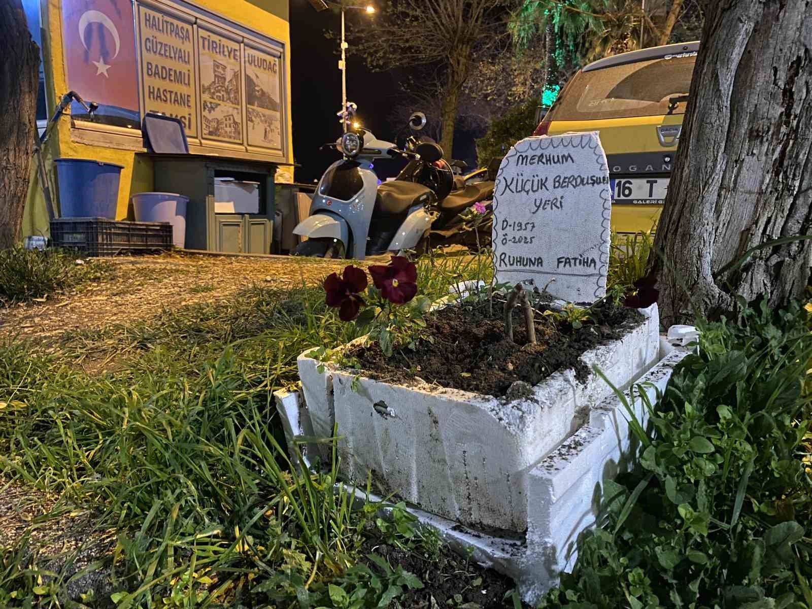 Taksicilerden vefa...Ölen muhabbet kuşları için mini mezar yaptılar 10 taksicilerden vefaolen muhabbet kuslari icin mini mezar yaptilar 6 QvZUe31b