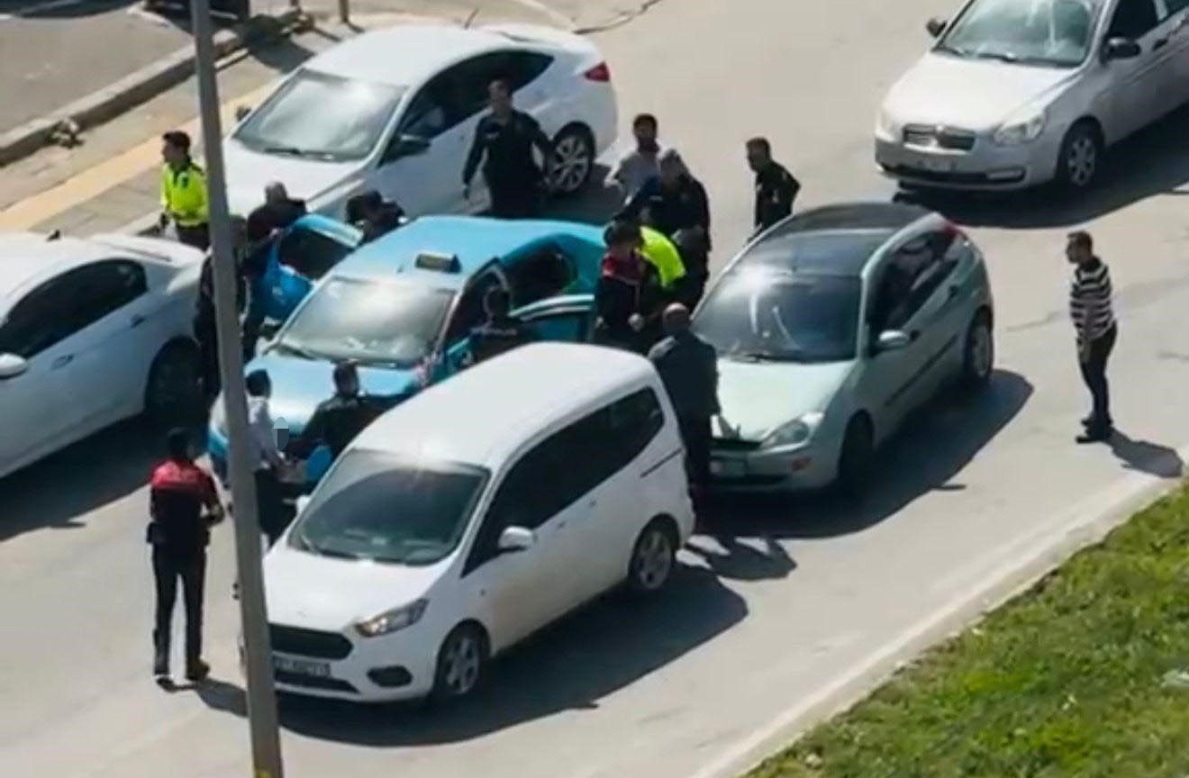 Taksiciyi rehin alıp, polisle çatışan şahıs yaşanan kovalamaca sonucu yakalandı 4 taksiciyi rehin alip polisle catisan sahis yasanan kovalamaca sonucu yakalandi 0