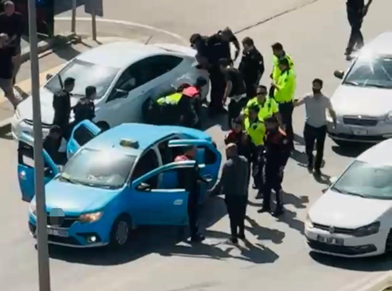 Taksiciyi rehin alıp, polisle çatışan şahıs yaşanan kovalamaca sonucu yakalandı 5 taksiciyi rehin alip polisle catisan sahis yasanan kovalamaca sonucu yakalandi 1