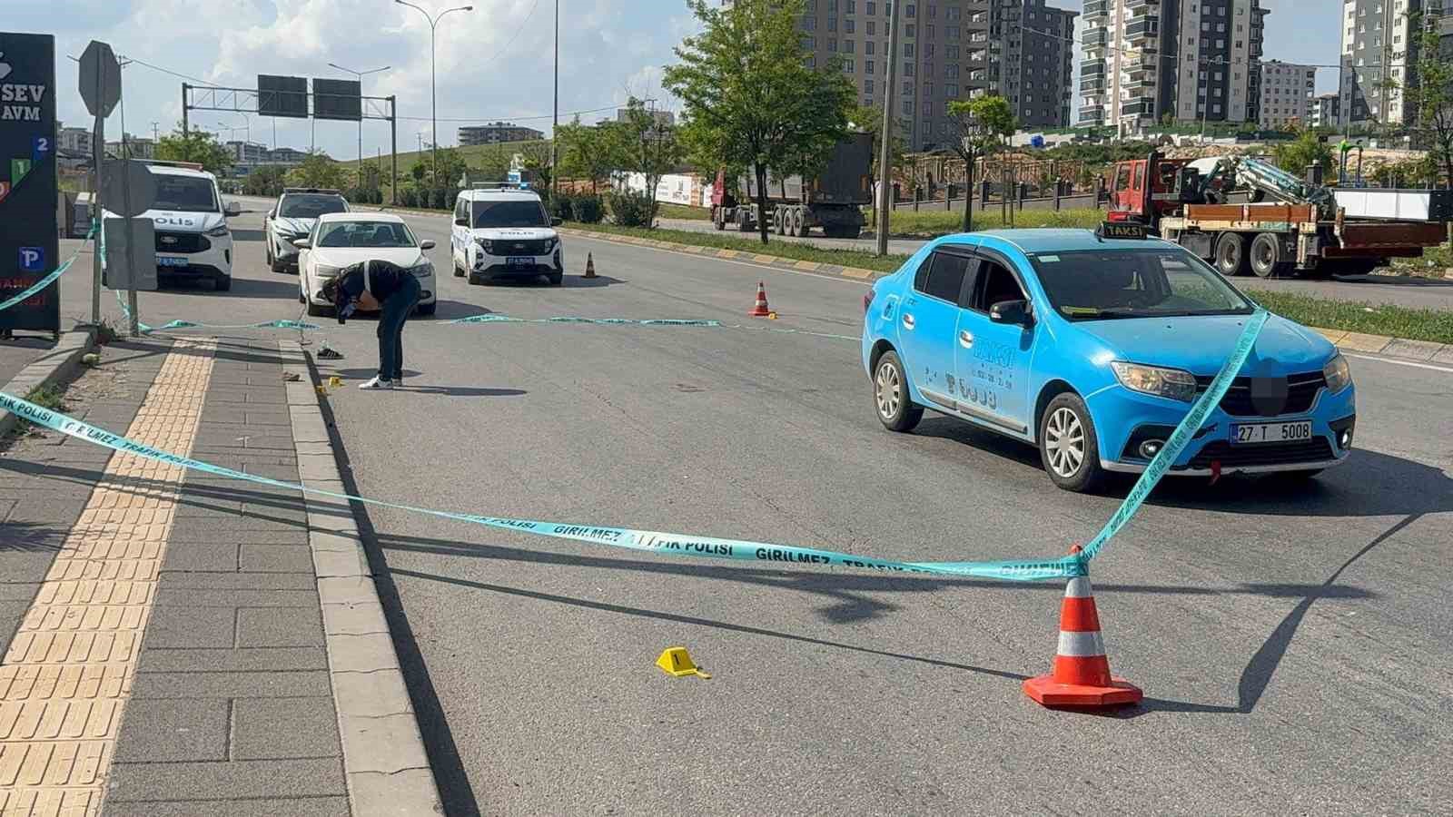Taksiciyi rehin alıp, polisle çatışan şahıs yaşanan kovalamaca sonucu yakalandı 6 taksiciyi rehin alip polisle catisan sahis yasanan kovalamaca sonucu yakalandi 2