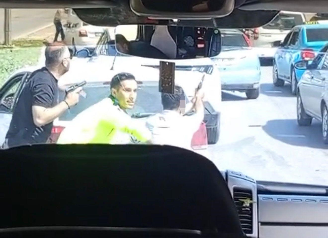 Taksiciyi rehin alıp, polisle çatışan şahıs yaşanan kovalamaca sonucu yakalandı 7 taksiciyi rehin alip polisle catisan sahis yasanan kovalamaca sonucu yakalandi 3 l3FtgHql