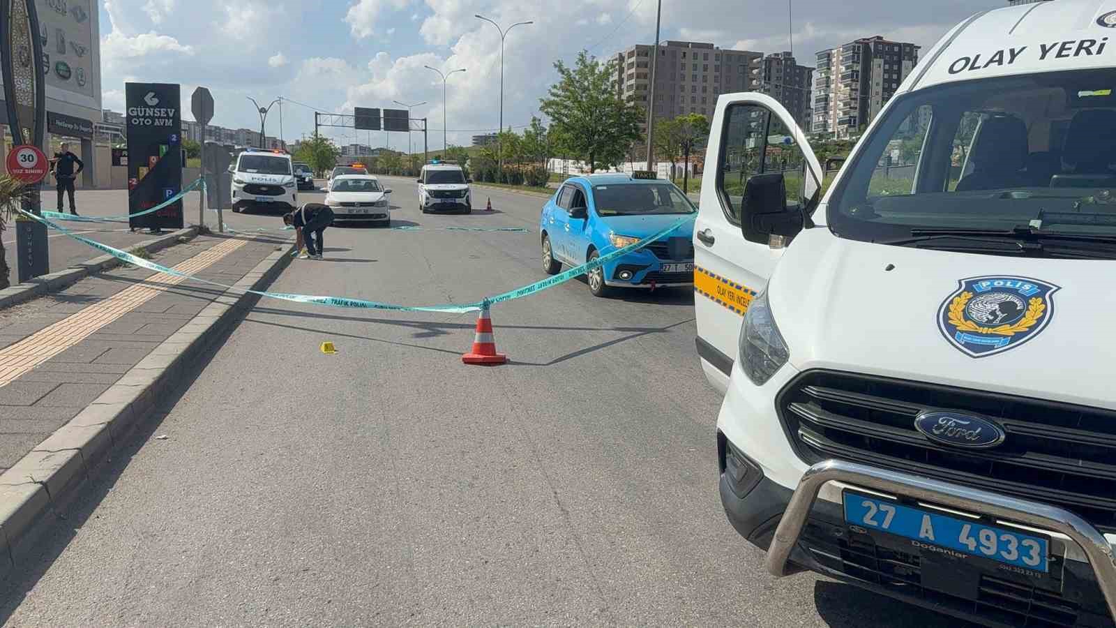 Taksiciyi rehin alıp, polisle çatışan şahıs yaşanan kovalamaca sonucu yakalandı 9 taksiciyi rehin alip polisle catisan sahis yasanan kovalamaca sonucu yakalandi 5 unspFFUY