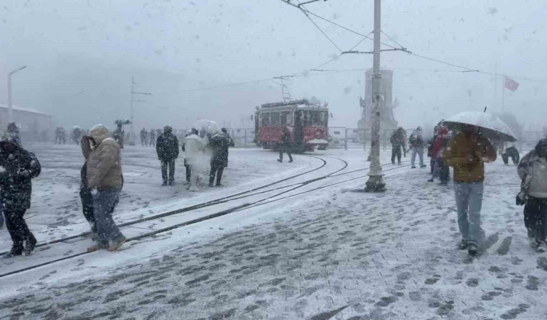 taksim-karla-kaplandi-zF2HdDuH.jpg