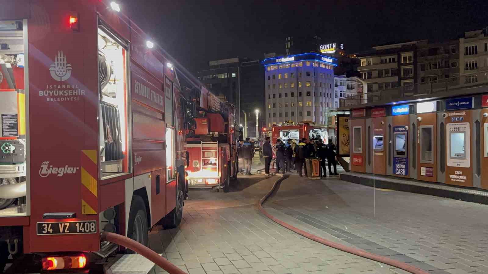 taksim metro istasyonununda yangin panigi 1 z4LDrnBq