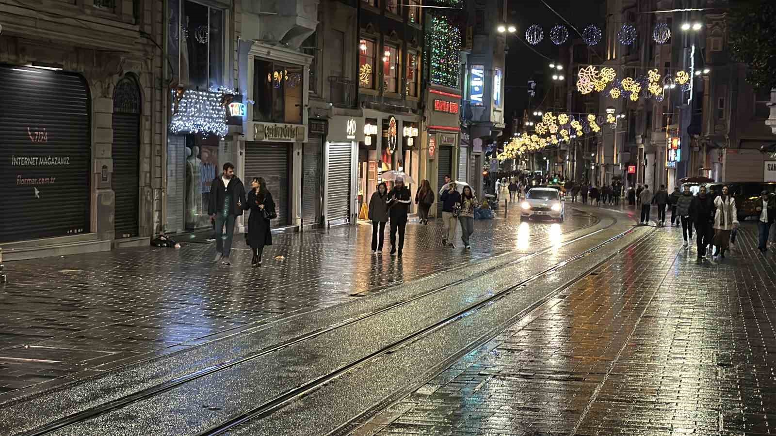 taksim meydani ve istiklal caddesinde gece saatlerinde yagmur etkili oldu 1