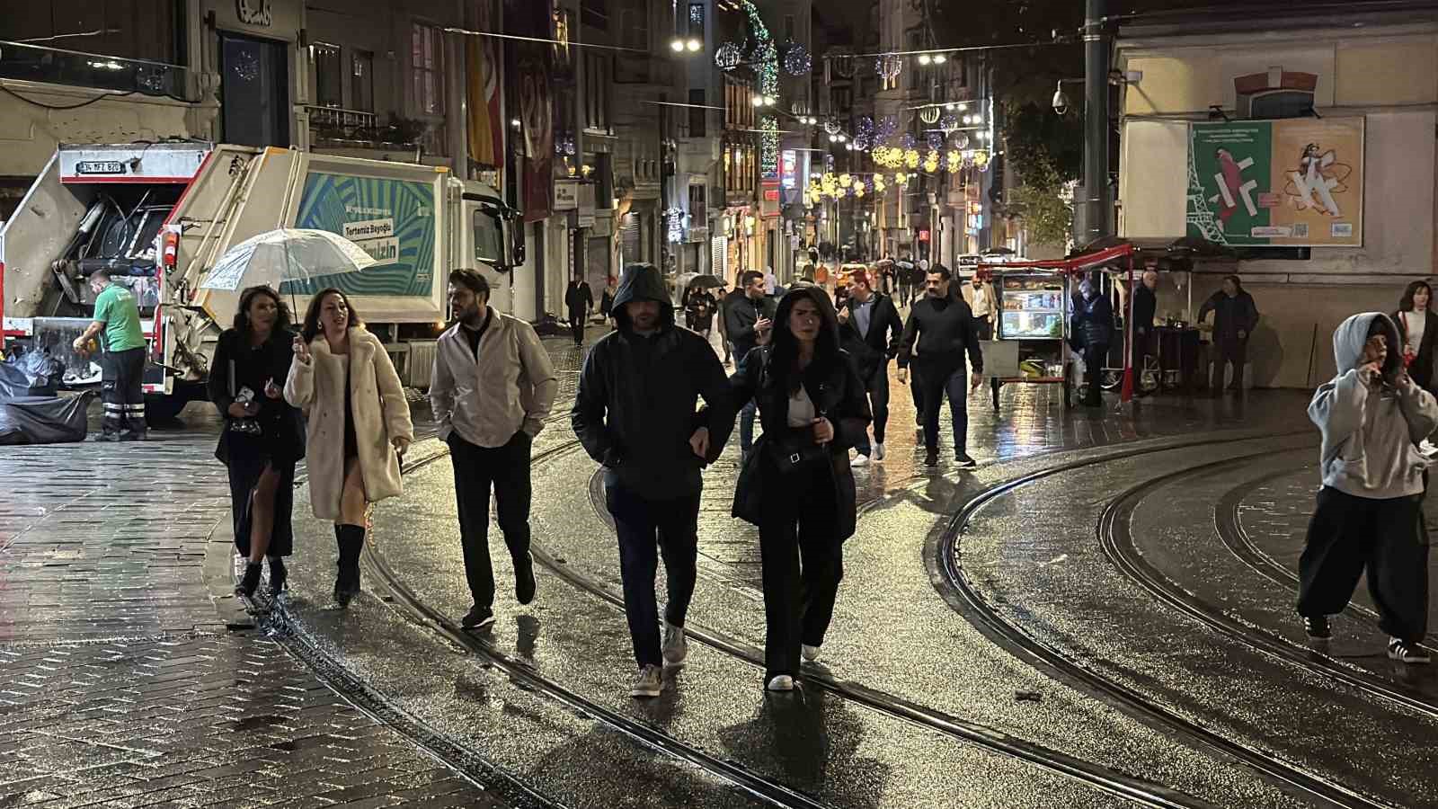 taksim meydani ve istiklal caddesinde gece saatlerinde yagmur etkili oldu 2 Y7GEBqYr