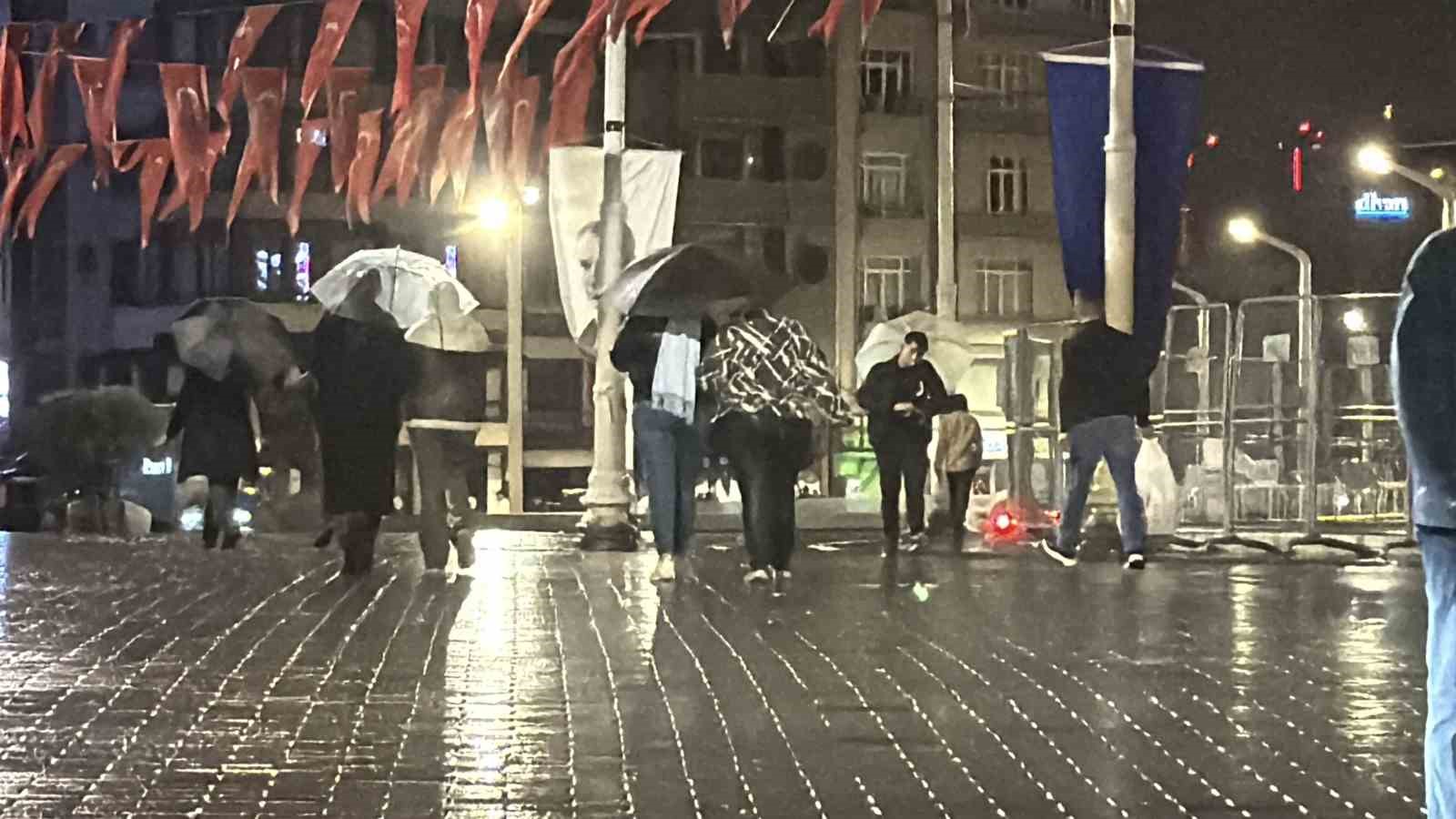 taksim meydani ve istiklal caddesinde gece saatlerinde yagmur etkili oldu 3 3mzqFBw6