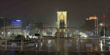 taksim-meydani-ve-istiklal-caddesinde-gece-saatlerinde-yagmur-etkili-oldu-x7RwNR5E.jpg