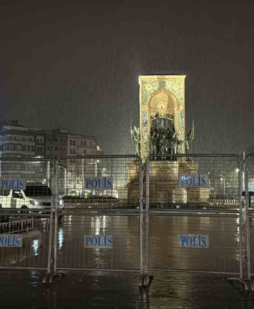 taksim-meydani-ve-istiklal-caddesinde-gece-saatlerinde-yagmur-etkili-oldu-x7RwNR5E.jpg