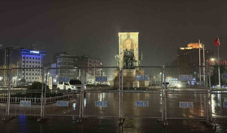 taksim-meydani-ve-istiklal-caddesinde-gece-saatlerinde-yagmur-etkili-oldu-x7RwNR5E.jpg