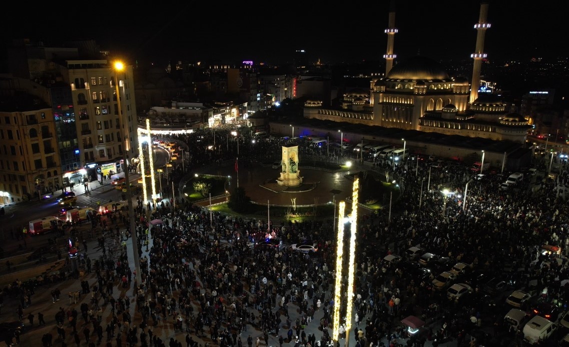 taksim meydani ve istiklal caddesindeki yilbasi coskusu havadan goruntulendi 0 CHqStQdl