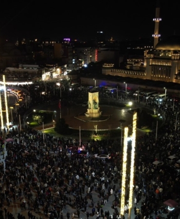 taksim-meydani-ve-istiklal-caddesindeki-yilbasi-coskusu-havadan-goruntulendi-hQM5ahJc.jpg