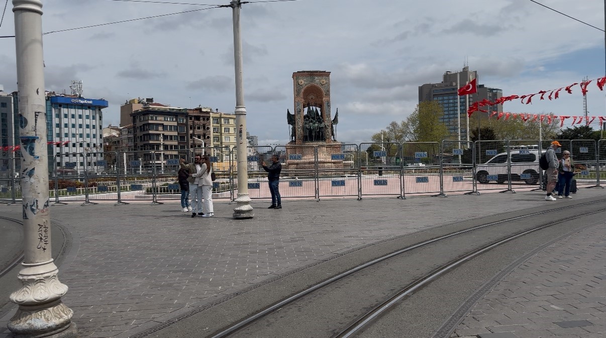Taksim Meydanı ve İstiklal Caddesi’ne çıkan yollarda 1 Mayıs tedbirleri 5 taksim meydani ve istiklal caddesine cikan yollarda 1 mayis tedbirleri 1 8gs7L3pi