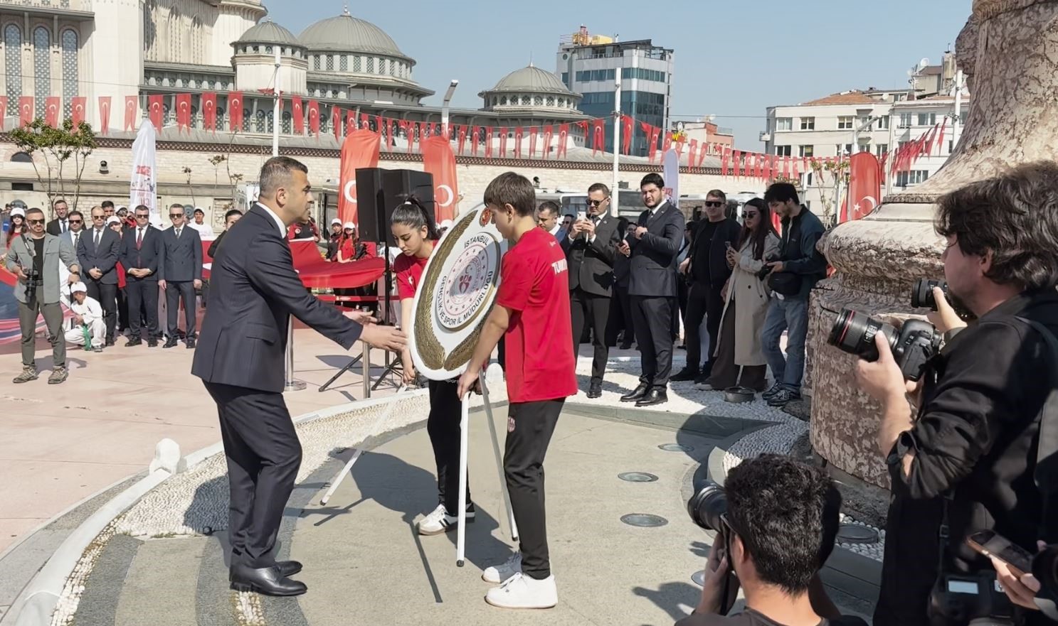 taksim meydaninda 19 mayis toreni duzenlendi 2 F4hcXZBH