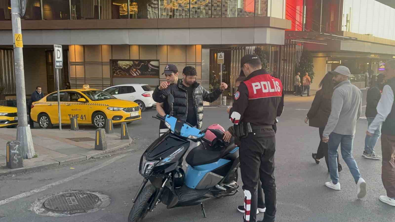 taksimde bayram oncesi polisten siki denetim 3 TI6bYU9V