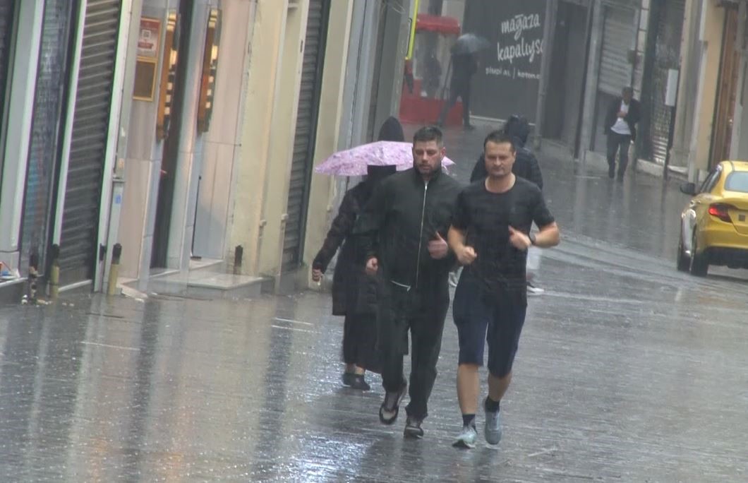 taksimde etkili olan saganak yagis vatandas ve turistlere zor anlar yasatti 0 YkuOZaD1