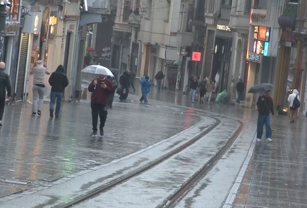 taksimde etkili olan saganak yagis vatandas ve turistlere zor anlar yasatti 1 vl97dYw2
