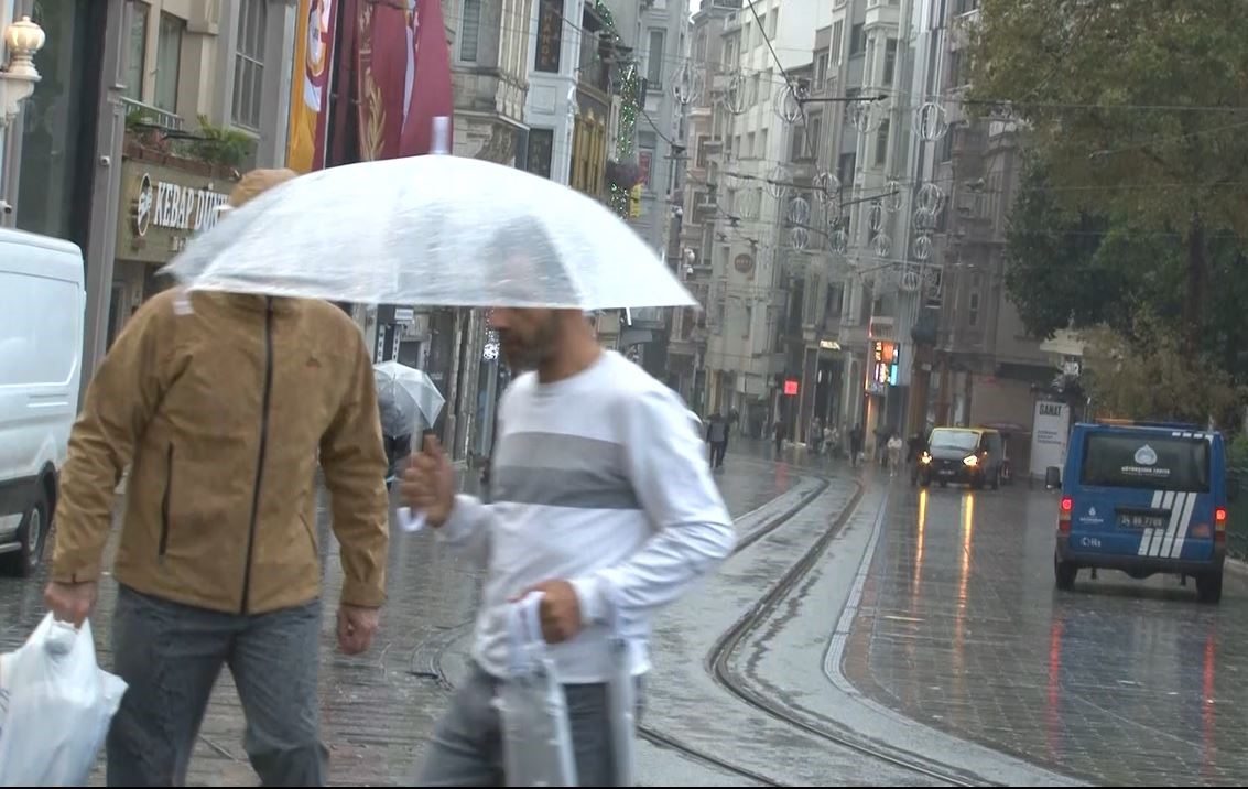 taksimde etkili olan saganak yagis vatandas ve turistlere zor anlar yasatti 2 uviUijk4