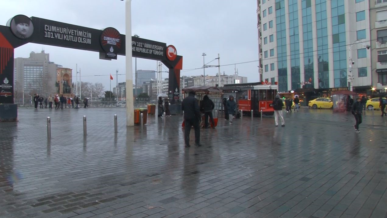 taksimde kar yagisi araliklarla etkisini gosteriyor 0 d4sZIgHb