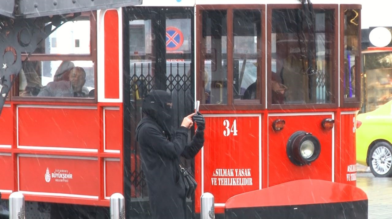 taksimde kar yagisi araliklarla etkisini gosteriyor 3 RMrQcTSY