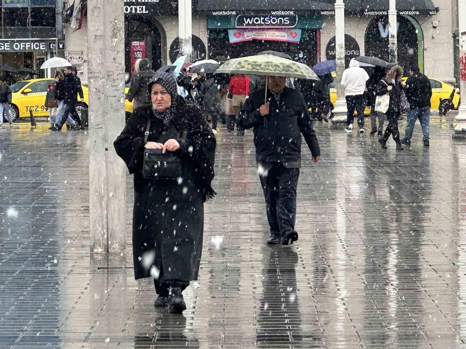 taksimde kar yagisi etkili oldu 1