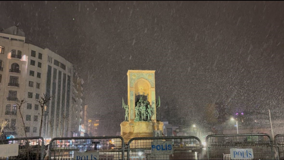 taksimde kar yagisi gece saatlerinde etkisini gosterdi 0 EKuPcgqD
